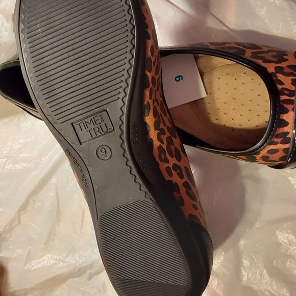 Women's Time and Tru Flats NWT - Picture 3 of 4